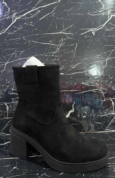 Čizme: Cizmice

NABAVKA
36-41
4300 din 💥 — 20