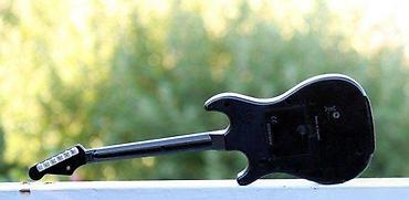 Gitare: Fender Stratocaster Zidni Sat. Fender Stratocaster Zidni Sat. Dužina — 5