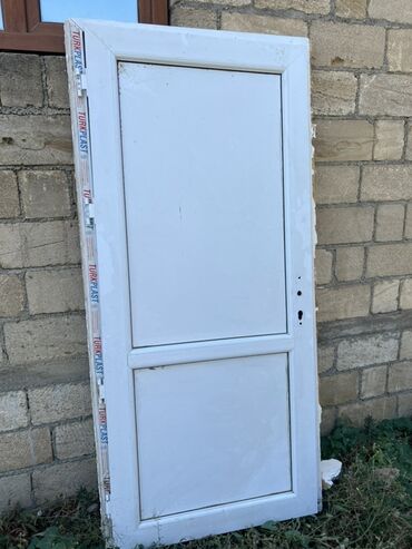 paxlava qabi: Ağ rəngdə metal-plastik qapı. Bu qapı modeli, geniş istifadə sahəsinə