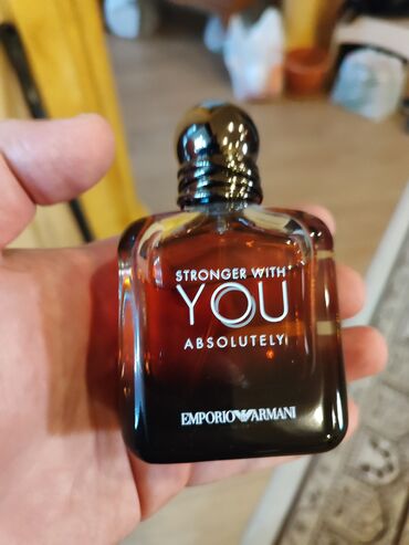 Ətriyyat: Emporio Armani-nin "Stronger With You Absolutely" ətri. Qəhvəyi rəngli