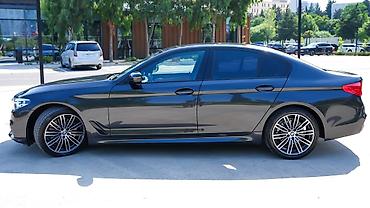 mini cooper satilir: BMW 5 Series sedan – qara metalik rəng, dinamiki və zərif dizayn — 7