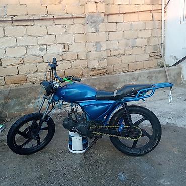 motor ikinci el: Çərçivəsi və kuzovu xüsusi mavi rəngdə boyanmış yüngül motosiklet — 2