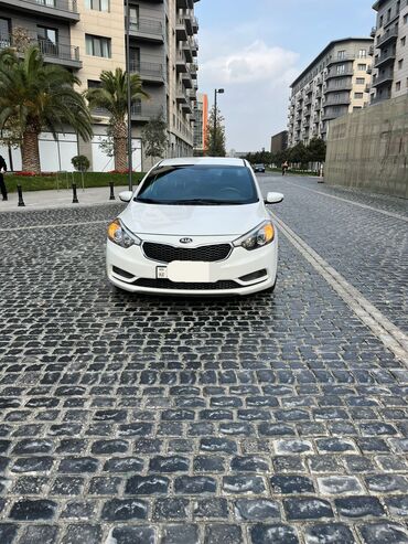 Kia: Kia Forte sedan – ağ rəng, şəhər və uzun yol üçün rahat və qənaətcil — 2