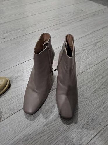 Ботинки и ботильоны: Женские ботильоны, ботинки зимние и осенние. У всех разные цены по 500 — 4