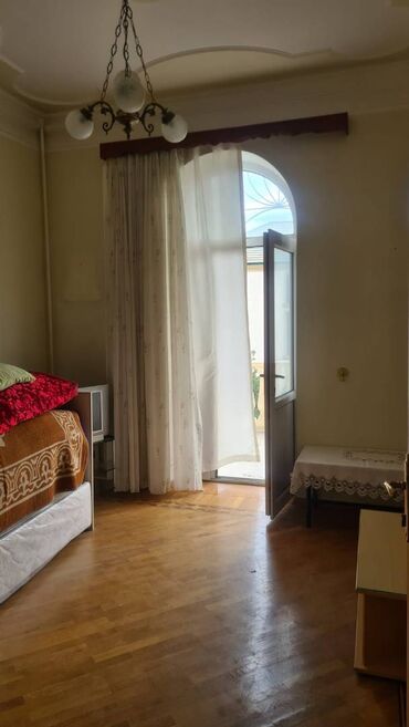 Digər kommersiya daşınmaz əmlakı: Badamdar da Hərbi qospitalın yanında 6 sotun içində olan 2 mərtəbli 5 — 13