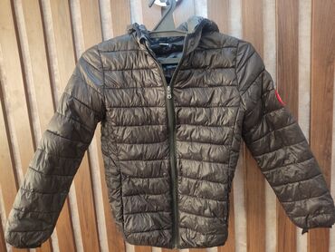 осений куртка: Лёгкая куртка на осень. Не промоксет. Размер 160 см. 8-11 лнт. Цена