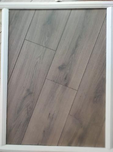 Laminat döşəmə paneli – ağac teksturalı, boz-qəhvəyi ton - Material