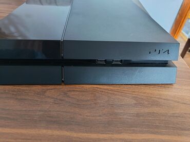 PS4 (Sony Playstation 4): Sony PlayStation 4 (PS4) oyun aparatı deyerinen ucuz satılır bilen