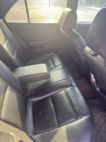 Mercedes-Benz: Mercedes-Benz C-Class: 2.2 l | 1995 il Sedan — 10