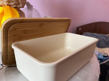 хлебница деревянная с крышкой: Хлебница с бамбуковой крышкой, которая может служить разделочной
