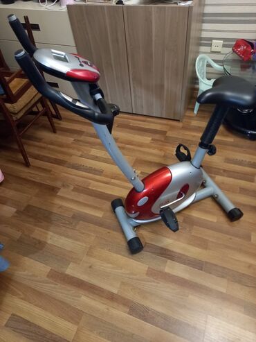 İdman qidaları: HM Energy statik velosiped (velotrenajor) - Rəng: gümüşü-qırmızı