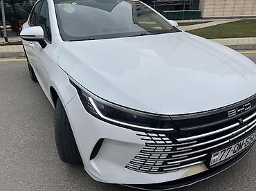 byd acar: BYD sedan – ağ rəng, müasir dizayn və aerodinamik kuzov.Taxşı — 2