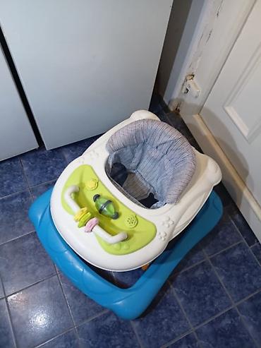 cebe za izlet: Hodalica za bebe - Stabilna plastična osnova u plavoj boji sa širokim — 3