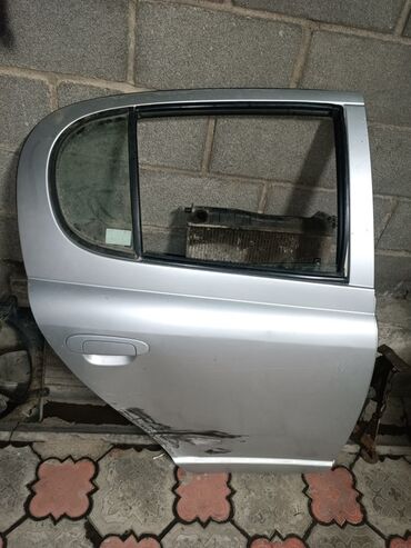 проблемы с компьютером звони: Задняя правая автомобильная дверь серебристого цвета со стеклом