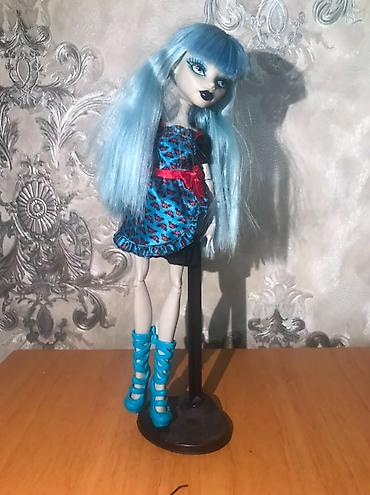 oyuncaq masınlar: Monster High tərzində moda kuklası və dayağı - Uzun açıq-mavi saçlı — 1