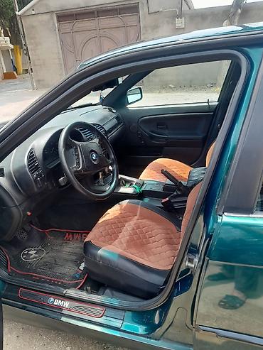 s class fara: BMW sedan, yaşıl-mavi (tünd petrol) rəng. E36 kuzov. - 4 qapı, salon — 2