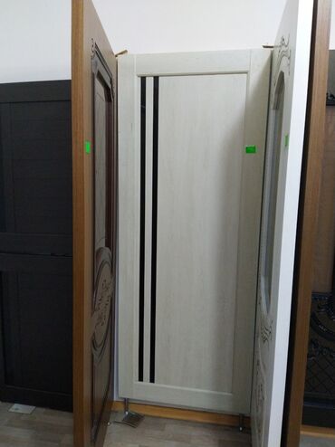 xam mdf: Müxtəlif daxili qapılar mövcuddur. Ağ rəngli qapıda şaquli qara