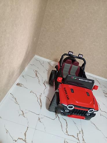 elektrik sukuti: Uşaq üçün elektrikli off-road maşın – qırmızı rəngdə, jeep üslubunda — 4
