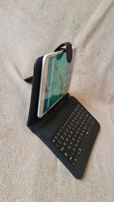 Tableti: Tablet kao nov sve radi na mane sa tastaturom I maskom, veliki 8 inca na lalafo.rs — 9 Tableti: Tablet kao nov sve radi na mane sa tastaturom I maskom, veliki 8 inca — 9