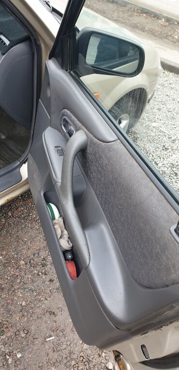 Mazda: Mazda 323: 2000 г., Механика, Бензин, Седан — 9