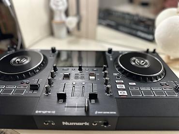 Kontrollerlər: Numark Mixstream Pro+ — müstəqil DJ kontroleri Xüsusiyyətlər: - 2 — 8