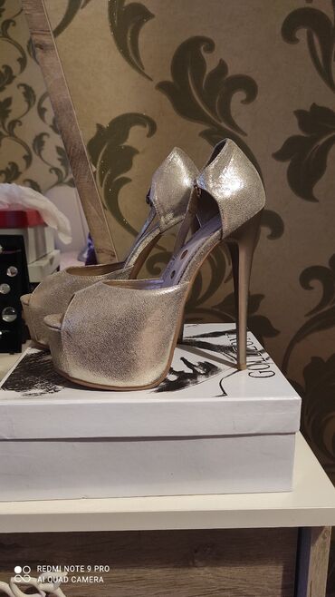 Tuflilər: Qadın ayaqqabıları – 2 model 1) Bej rəngli, parlaq laklı klassik — 6