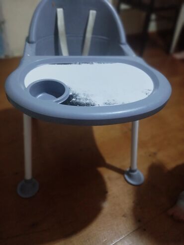 Yemək masaları, oturacaqları: Boz rəngdə, dayanıqlı plastikdən hazırlanmış uşaq qidası kreslosu. Bu