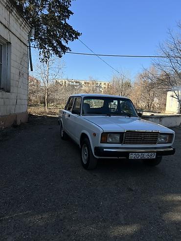 VAZ (LADA): VAZ Lada 2107, ağ rəng, sedan kuzov. Əsas xüsusiyyətlər: - 4 qapı — 9