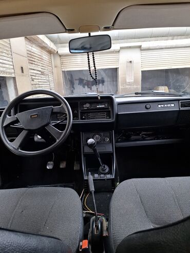 VAZ (LADA): VAZ 2107 sedan – ağ rəng, klassik korpus dizaynı. - Kuzov: 4 qapı — 6