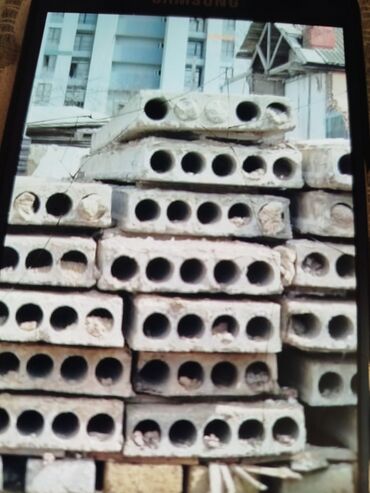 İnşaat betonu: Tikinti və ya təmir işləri üçün istifadə olunan beton plitələr. Bu