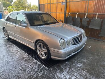 мерс сэшка: Серебристый седан Mercedes-Benz E-класса (кузов W210) с четырьмя