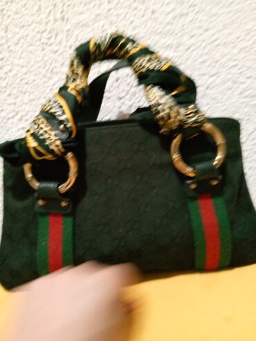 prsluk i sa etikdtom italija: Gucci vintage torba sa koznim ruckama ima ttri pregrade i mali džepic