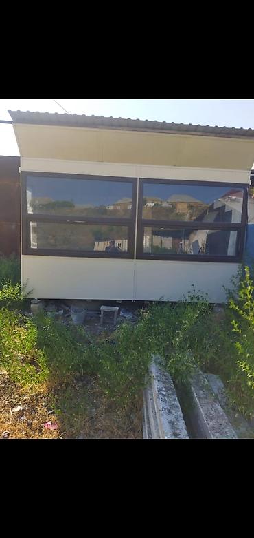 Metal karkaslı, sendviç panel və şüşə vitrinli kiçik pavilon/konteyner