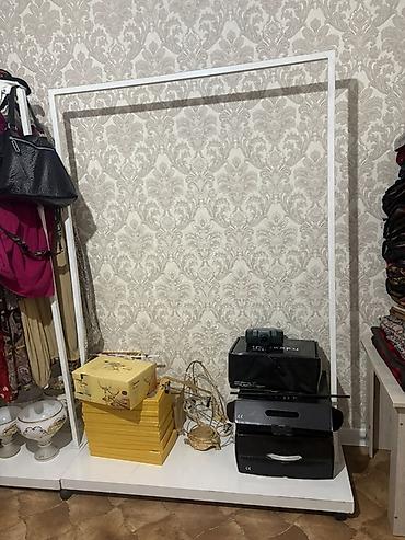 Вешалки: Напольная вешалка-стойка для одежды (из дефектов кронштейн отсутствует — 2