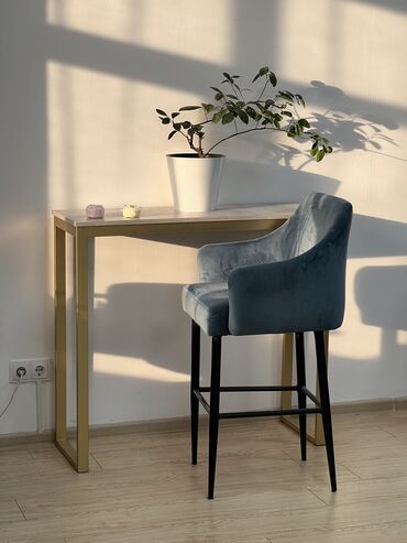 столы и стулья для кафе: Продаю 2 таких столика консоля и 2 стула Очень красивые, подойдут как