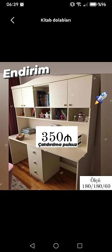 kitab skafi: Masa ilə birlikdə kitab dolabı - Rəng: krem/aq neytral ton - Yuxarı — 1