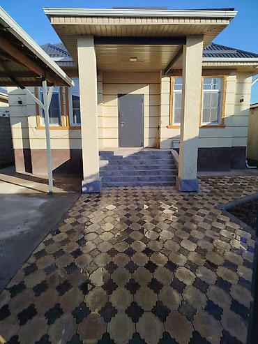 Продажа коттеджей и домов: Продаётся уютный и современный дом в ж/м Ак-Орго! Дом расположен по — 1