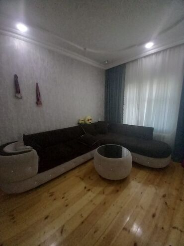Sifarişlə masa və oturacaq dəstləri: Künc divan, İşlənmiş