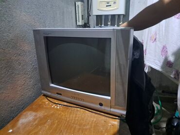 ремонт жк телевизоров: Köhnə tip kineskop TV (CRT), gümüşü korpus. Xüsusiyyətlər: - Təxminən