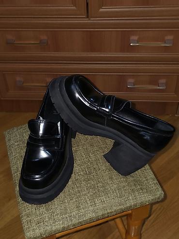 mokasin: Qadın loafer ayaqqabıları – qara, parlaq üst materiallı - Model: qalın — 2