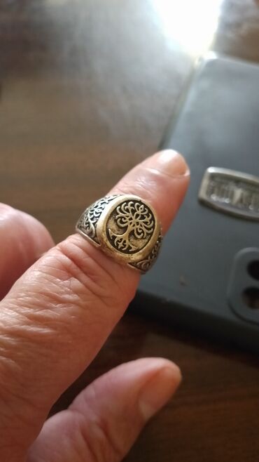 Üzüklər: Kişi üzükləri poladdan, gümüşdən hec seçilmir. Giyməti bir ədədinə — 3