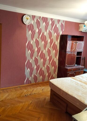 Uzunmüddətli kirayə mənzillər: Komidin: Kiçik ölçülü, bir neçə çekmecəli. - Radiator: Divara — 2