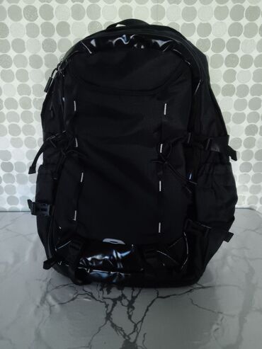 городской рюкзак: Городской/туристический рюкзак, черный. - Вместительный основной