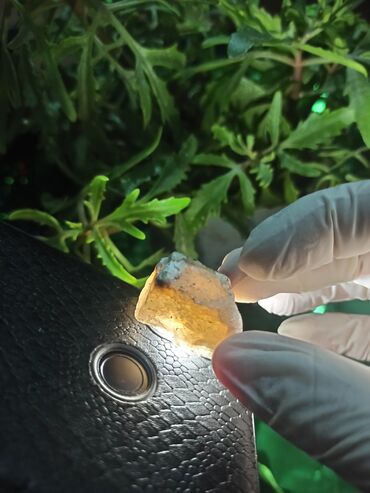 Qiymətli daşlar: Təbii mineral nümunəsi – şəffaf-boz kristallı quruluşlu və işıq — 9