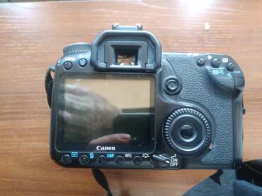 Фотоаппараты: Срочно продаю фотоаппарат Canon EOS 40D