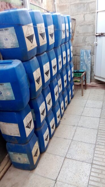 su baçoku: Mavi rəngdə, dördbucaq formalı plastik qablar, mayelərin saxlanması və