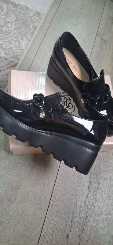 Tuflilər: Новые туфли. На танкетке 6-7 см.
Размер 40 — 7