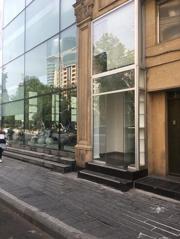 Həyət evləri və villalar: Kiralık kommersiya obyektı – vitrinli küçə səviyyəsində giriş -