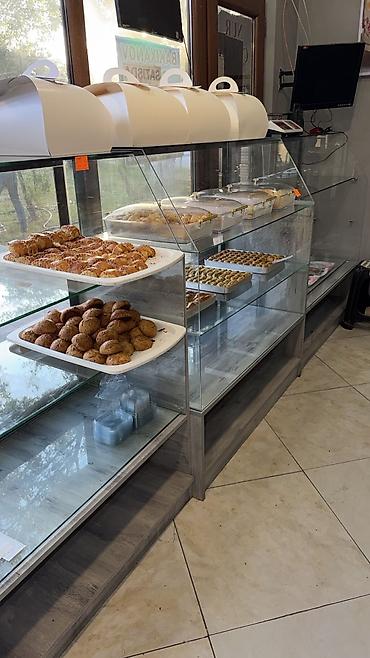 nomre 1 corek: 4 ədəd quru şirniyyat vitrini satılır. Bir ədədi 60 AZN.Ünvan — 1