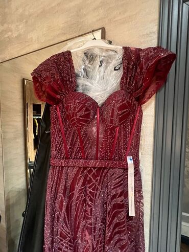 Ziyafət donları: Tünd qırmızı rəngdə olan bu ziyafət donu xüsusi günləriniz üçün ideal